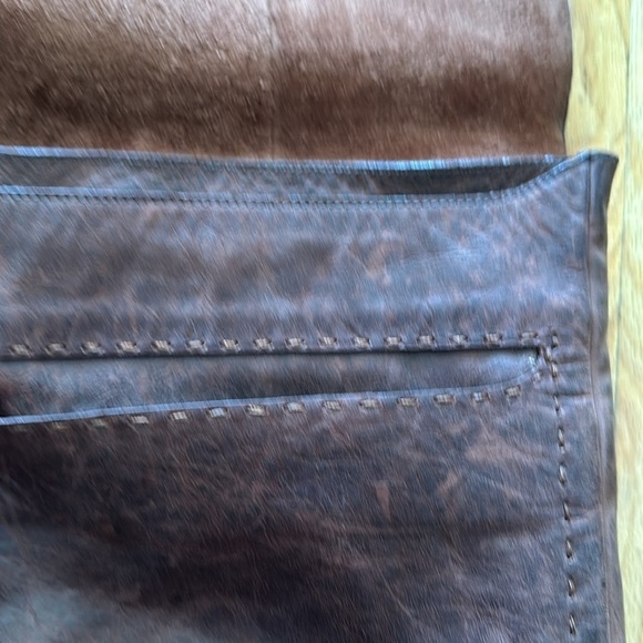 Johnny Farah brown leather cross body bag, flap closure and zippered pockets EUC - Picture 3 of 6